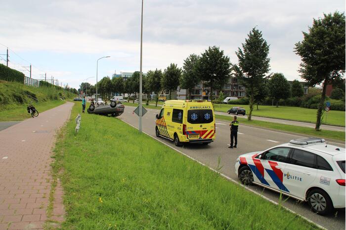 Auto belandt op de kop
