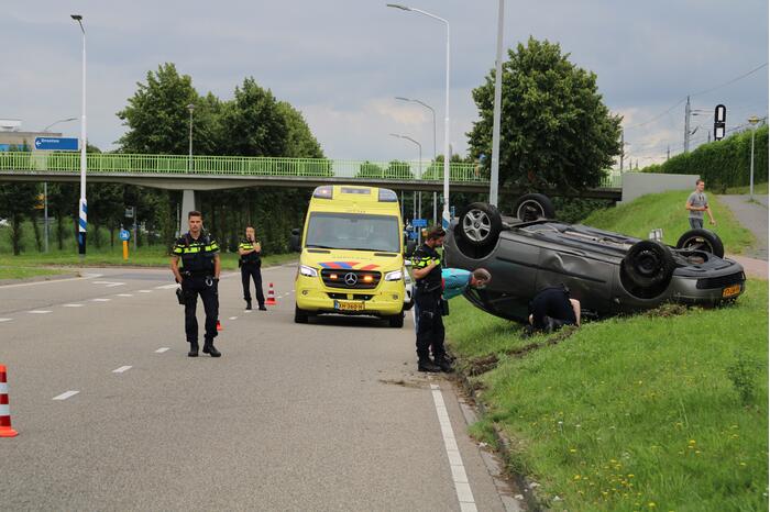 Auto belandt op de kop