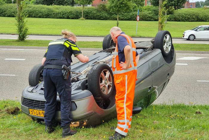 Auto belandt op de kop