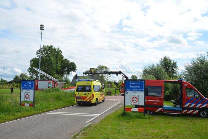 Auto schiet van de weg en belandt ondersteboven in het water