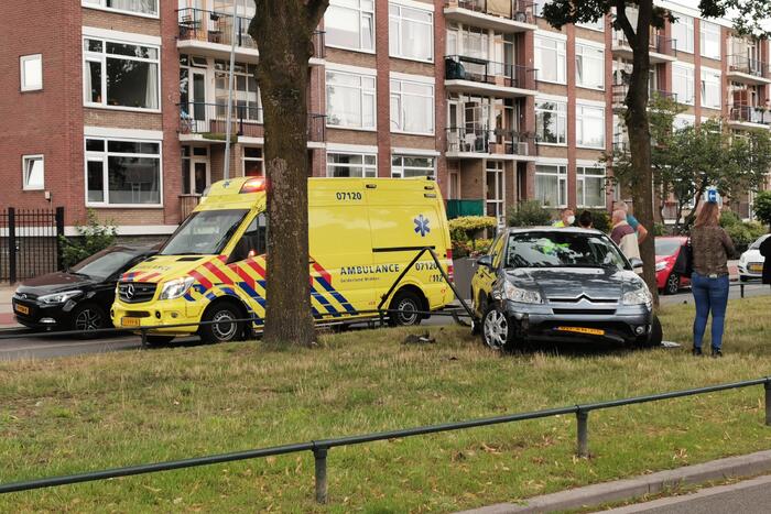 Bestuurder rijdt parkeer versperring aan diggelen