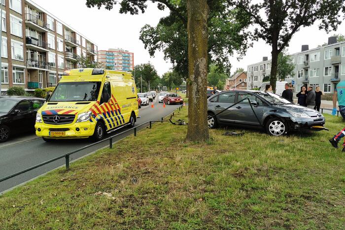Bestuurder rijdt parkeer versperring aan diggelen