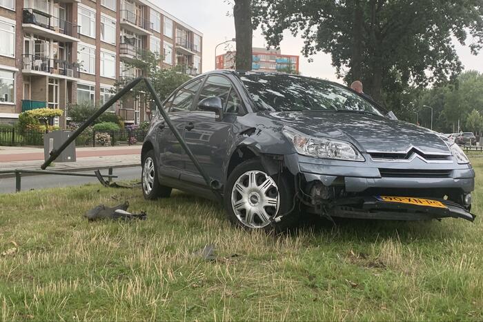 Bestuurder rijdt parkeer versperring aan diggelen