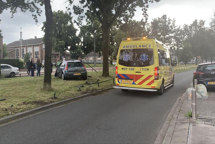 Bestuurder rijdt parkeer versperring aan diggelen