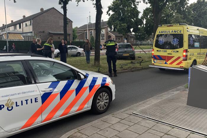 Bestuurder rijdt parkeer versperring aan diggelen