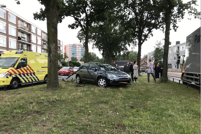 Bestuurder rijdt parkeer versperring aan diggelen