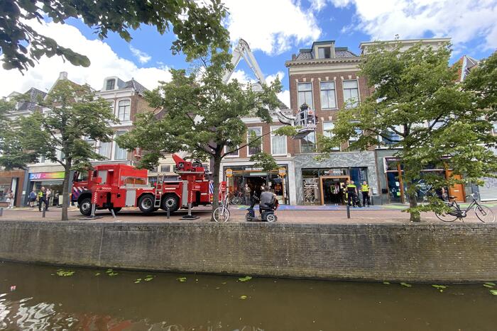 Politie haalt met hoogwerker man van dak