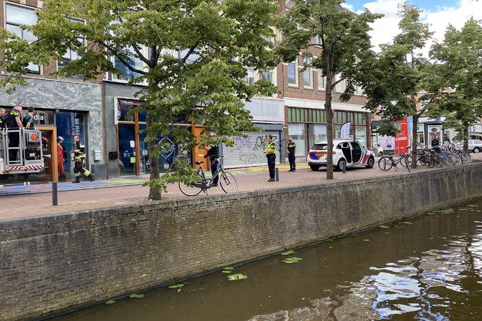 Politie haalt met hoogwerker man van dak