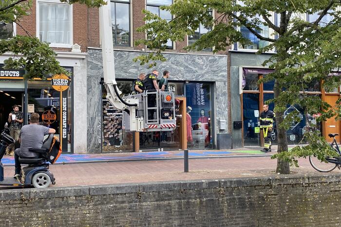 Politie haalt met hoogwerker man van dak