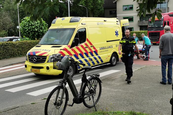 E-biker gewond bij ongeval op rotonde