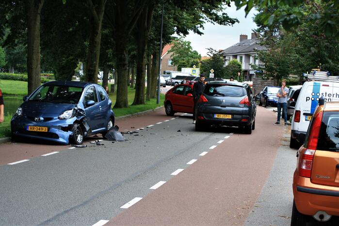Veel schade bij botsing tussen twee auto's