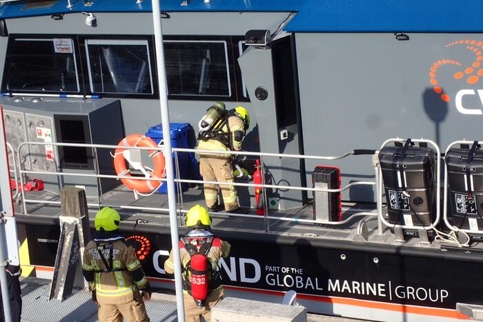 Brandweer ventileert schip door brandalarm