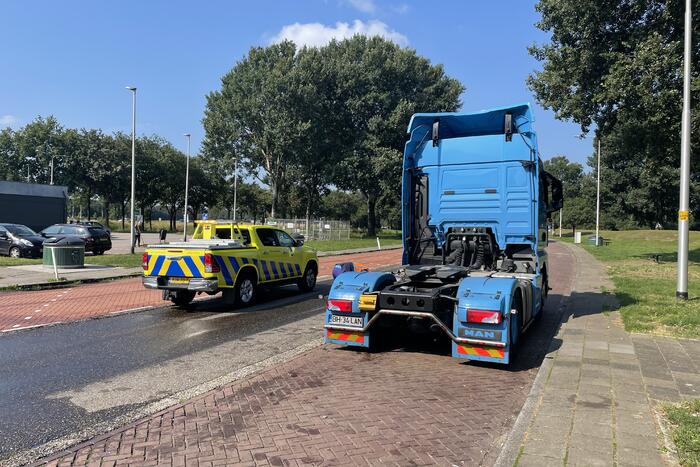 Vrachtwagen rijdt tank lek na stuk ijzer op wegdek