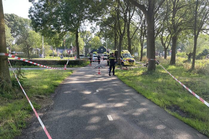Twee fietsers botsen op fietspad