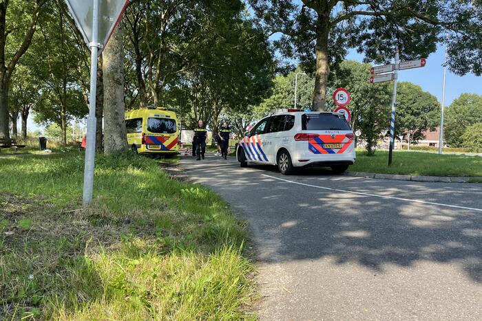 Twee fietsers botsen op fietspad