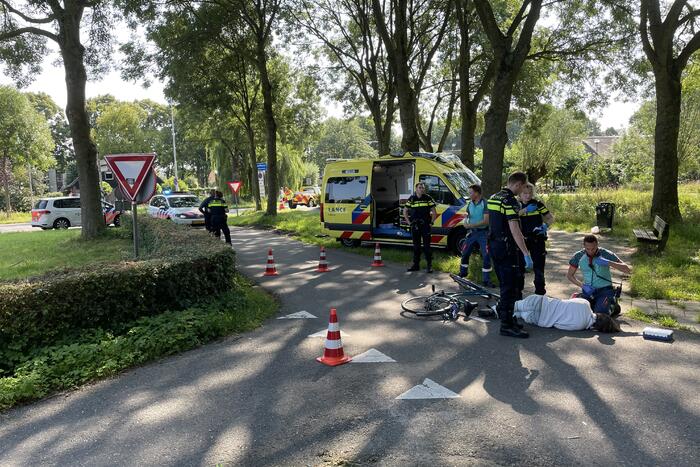 Twee fietsers botsen op fietspad