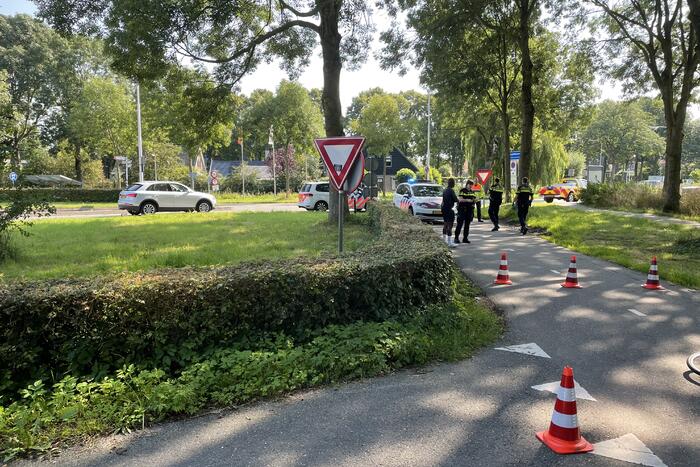 Twee fietsers botsen op fietspad
