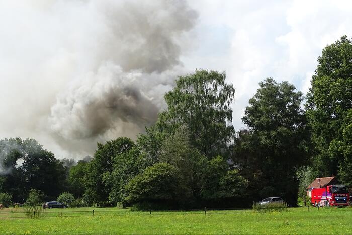 Dikke zwarte rookwolken bij grote brand in schuur