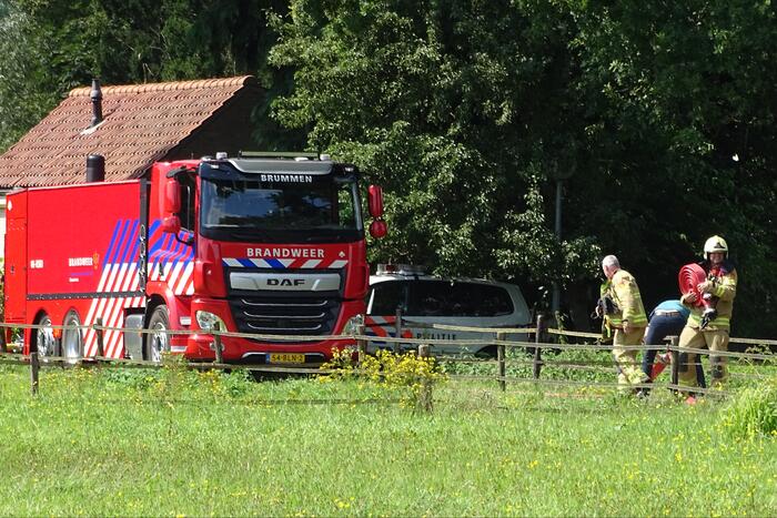 Dikke zwarte rookwolken bij grote brand in schuur