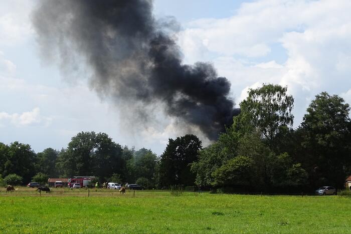 Dikke zwarte rookwolken bij grote brand in schuur