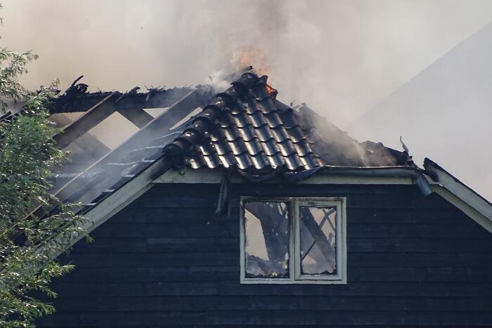 Dikke zwarte rookwolken bij grote brand in schuur