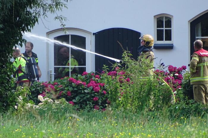 Dikke zwarte rookwolken bij grote brand in schuur