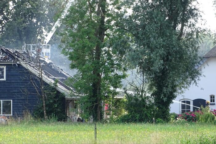 Dikke zwarte rookwolken bij grote brand in schuur