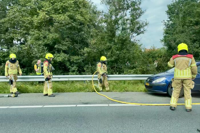 Brandweer blust brand in personenauto