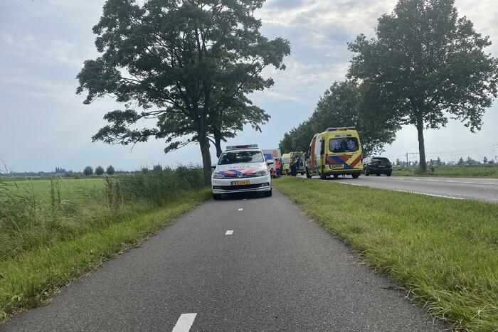 Persoon zwaargewond door botsing tegen boom