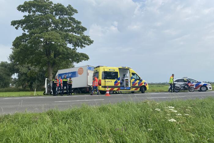 Persoon zwaargewond door botsing tegen boom