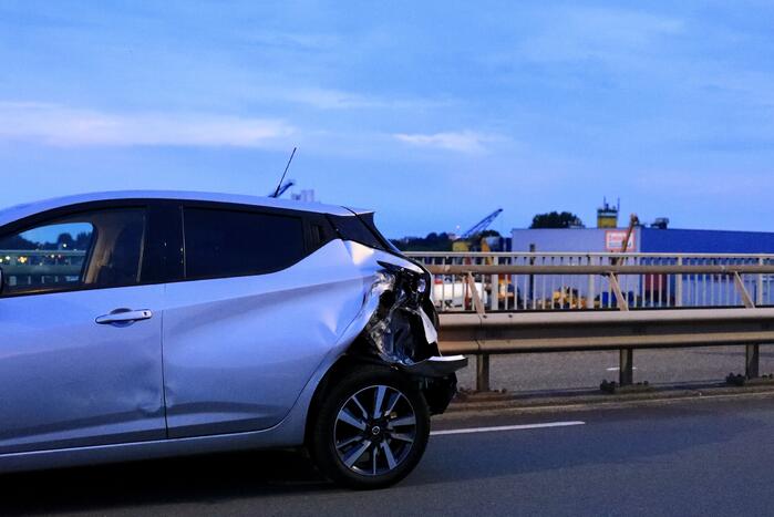 Beveiligingswagen botst op voorganger