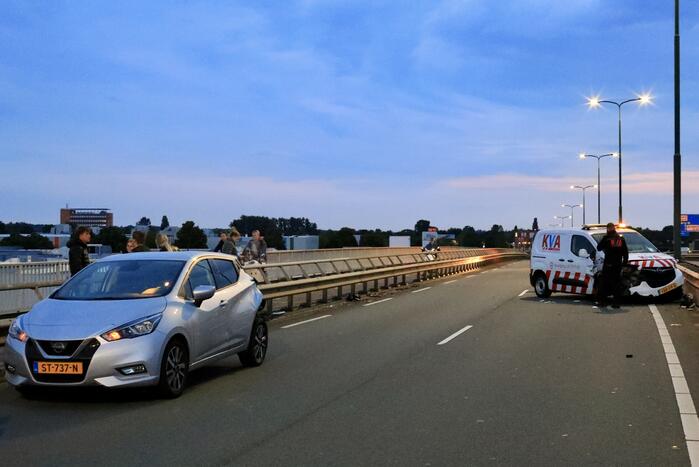 Beveiligingswagen botst op voorganger