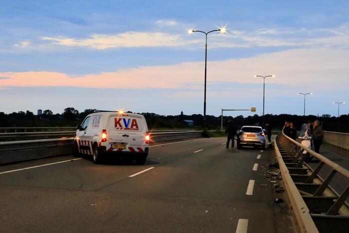 Beveiligingswagen botst op voorganger