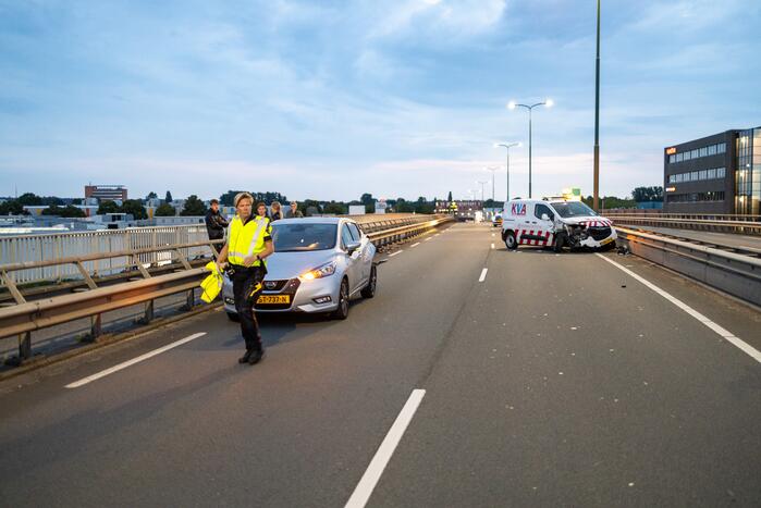 Beveiligingswagen botst op voorganger