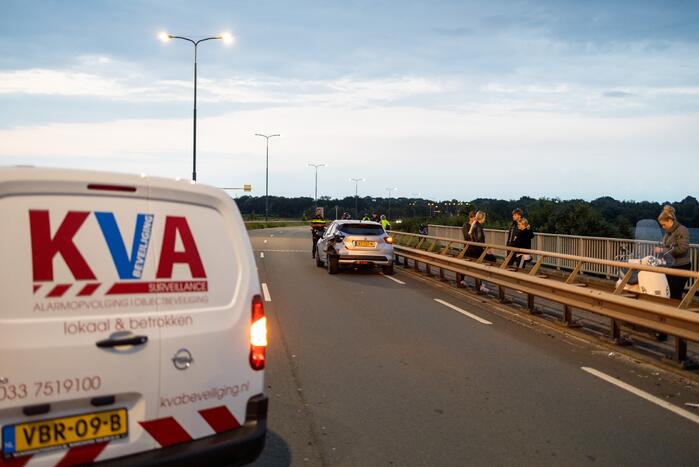 Beveiligingswagen botst op voorganger