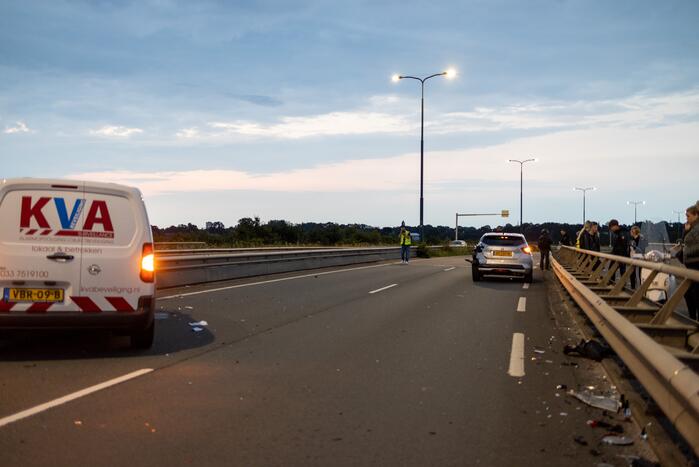 Beveiligingswagen botst op voorganger