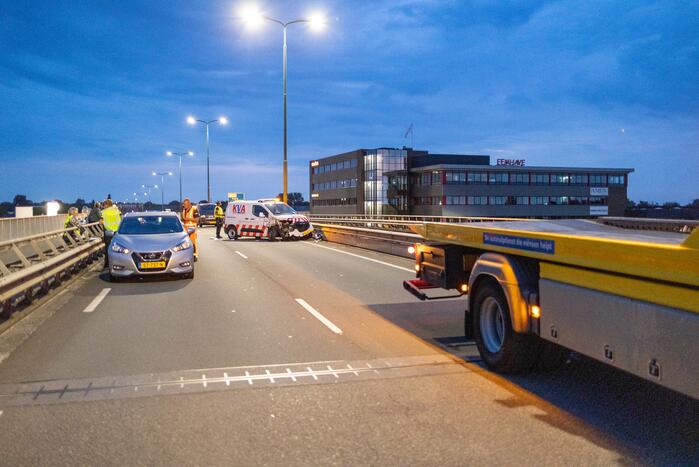 Beveiligingswagen botst op voorganger