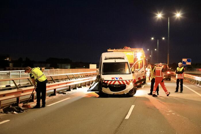 Beveiligingswagen botst op voorganger