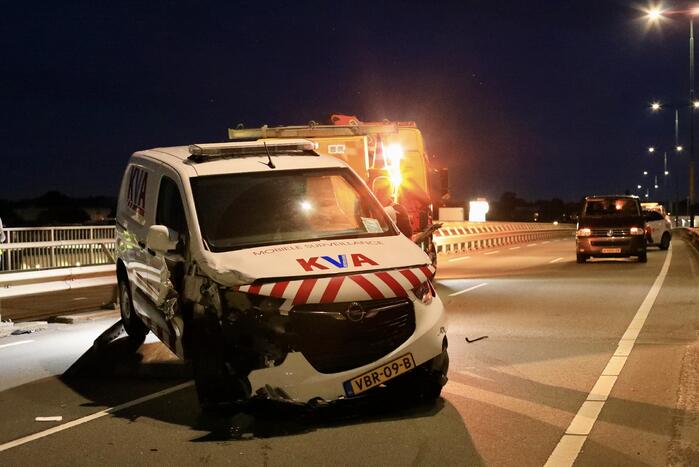 Beveiligingswagen botst op voorganger