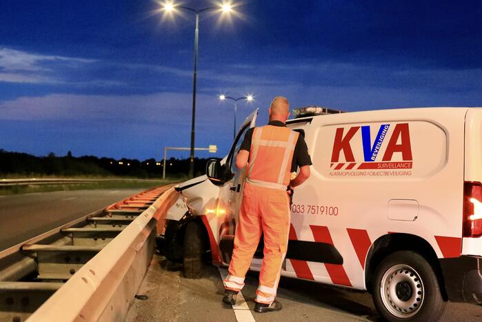 Beveiligingswagen botst op voorganger