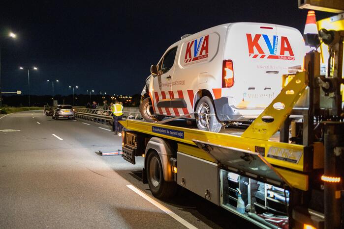 Beveiligingswagen botst op voorganger