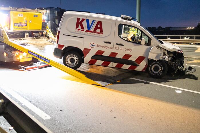 Beveiligingswagen botst op voorganger