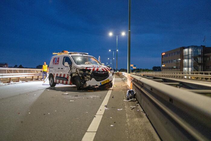 Beveiligingswagen botst op voorganger