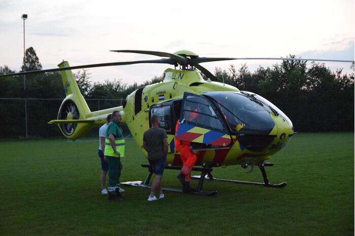Traumahelikopter landt op sportveld door incident