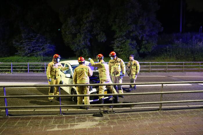 Automobilist rijdt tegen reling