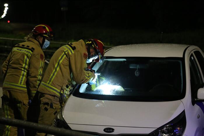 Automobilist rijdt tegen reling
