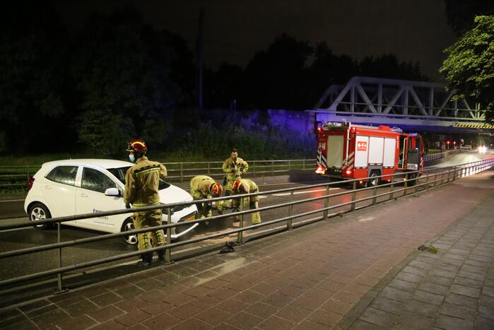 Automobilist rijdt tegen reling