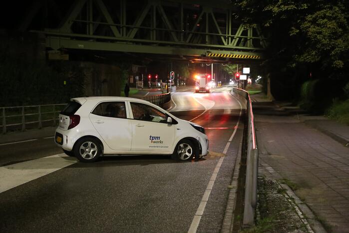 Automobilist rijdt tegen reling