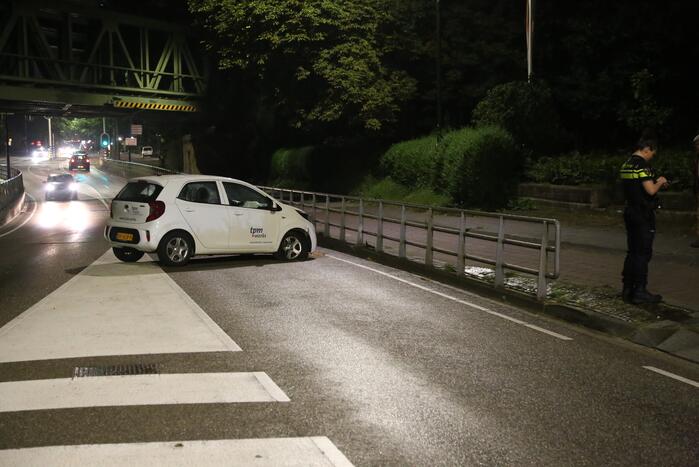 Automobilist rijdt tegen reling