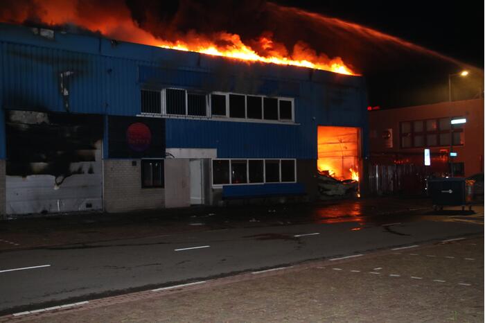 Vlammenzee in pand van autodealer
